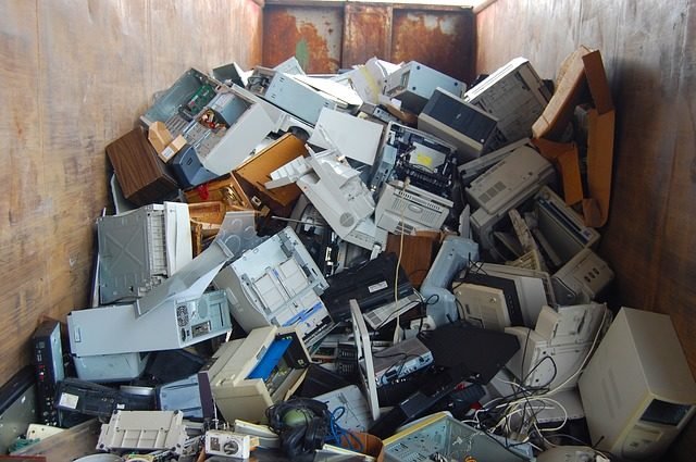Você sabe como descartar corretamente seus eletrodomésticos e eletrônicos?