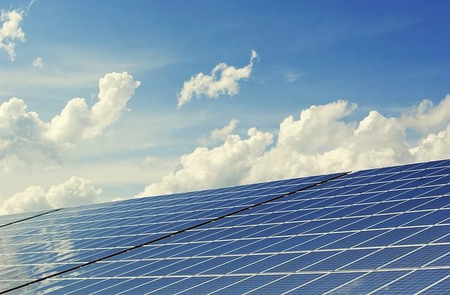 Energia Solar no Brasil: Entre Entraves e Avanços