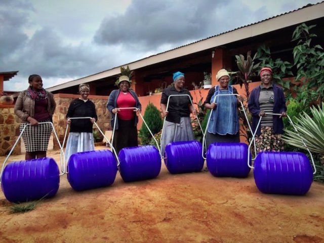 A invenção que facilita o transporte de água na África